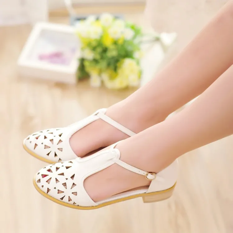 Free Shipping 2017 summer new sandals T straps buckle Cutout Carved Closed toe sandals flat Preppy