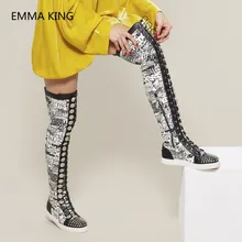 Модные Повседневные Сапоги выше колена на плоской подошве; женские кожаные высокие сапоги для подиума с граффити; мотоциклетные сапоги до бедра с пряжкой и ремешком