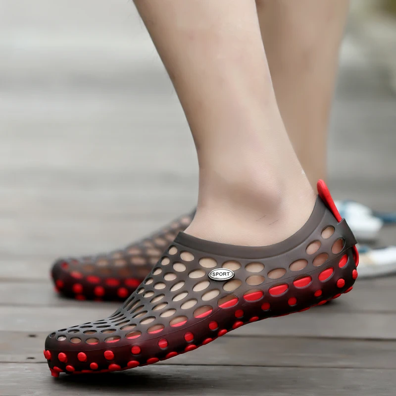 

Hole shoes men 2019 new outdoor beach sandals summer students slippers men Korean version couples fashion outside sandals