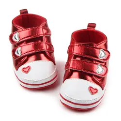 Обувь для детской кроватки из искусственной кожи с рисунком сердца; мягкие Повседневные тапочки для малышей; обувь на липучке для