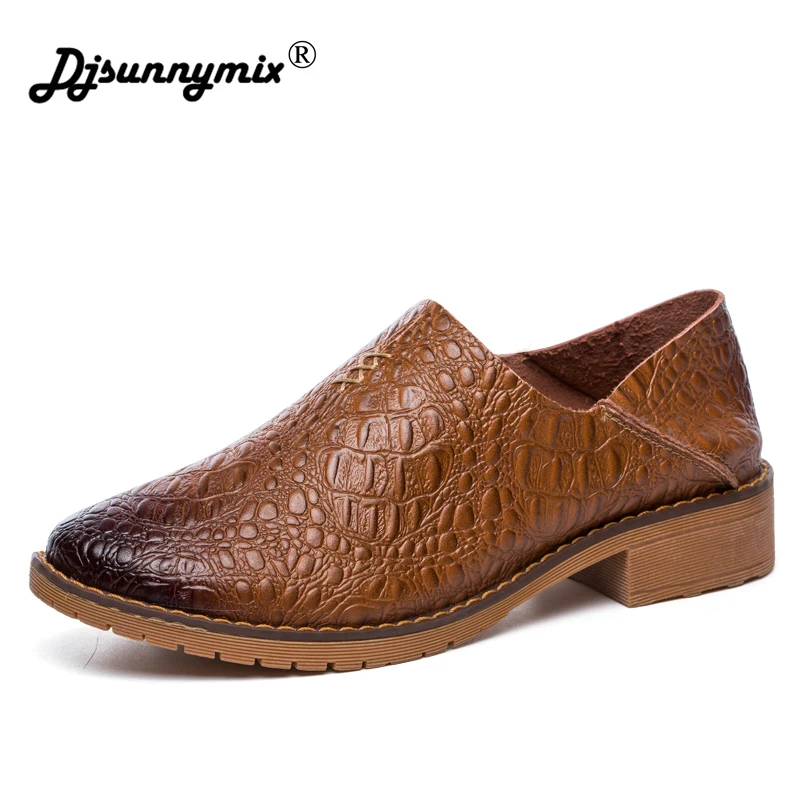 

DJSUNNYMIX Brand 2018 New Retro Handmade Flats Women Shoes Spring Women Flat Heel Soft Loafers Women Genuine Leather Shoes