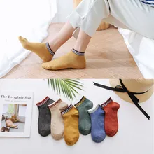 Новинка; высококачественные женские повседневные хлопковые удобные короткие носки в полоску ярких цветов в стиле Харадзюку; Модные женские забавные носки