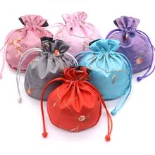 Дешевые, с кулиской небольшие подарочные пакеты для ювелирных изделий и атласной отделкой, вышитые мешки упаковки 50 шт./лот Разноцветные