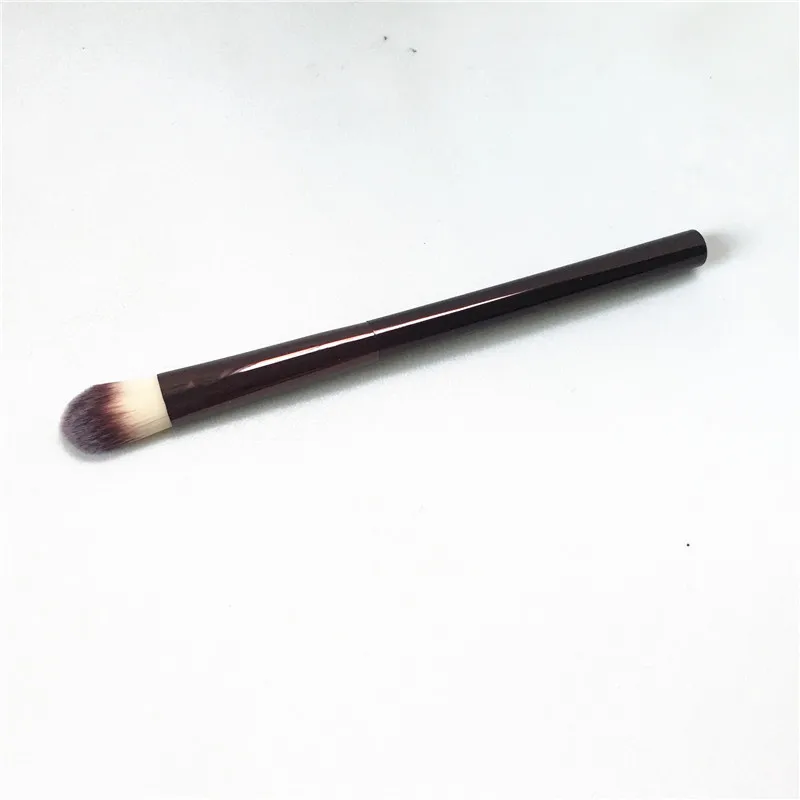 hourglass NO.8 Large Concealer Brush _ 2