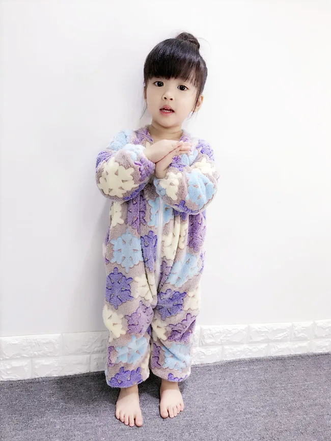 Новая коллекция зимней одежды фланель для маленьких девочек Комбинезон теплые для новорожденных Ползунки Детские пижамы Домашняя одежда с длинным рукавом