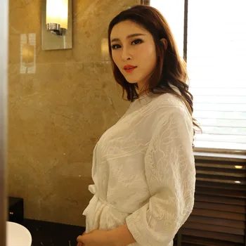 

Free Shipping 2017 New Autumn Women's White Long Robe Sleepwear Royal Embroidered Nightgown Princess Thin Nightgown Robes