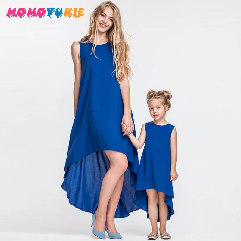 Платья для мамы и дочки, одинаковые комплекты для семьи, Полосатое лоскутное платье без рукавов для мамы и маленькой девочки, повседневное длинное платье