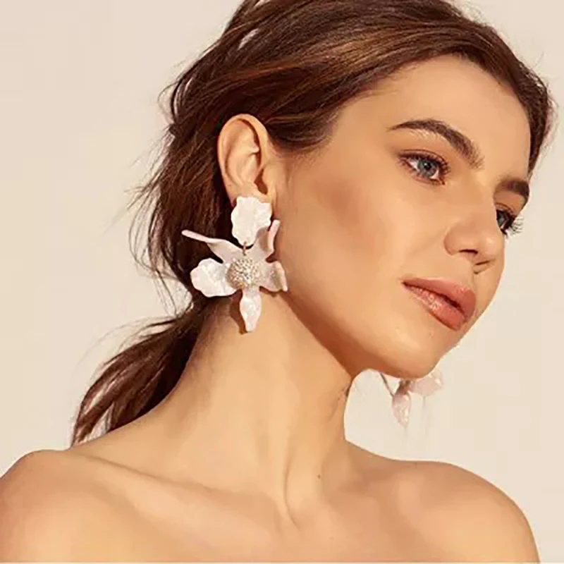 

Elegant Big Flower Stud Earrings for Women Rhinestone Resin Earrings Wedding Party Jewelry Fashion Ear Studs New white flower