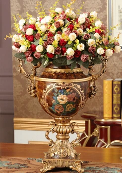Европейская антикварная ваза. Предметы мебели с цветочным орнаментом