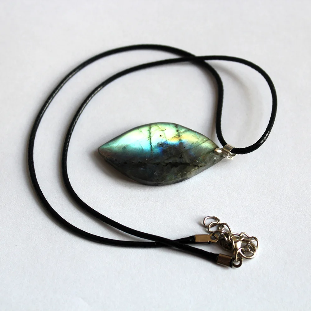 

Natural irregular crystal Labradorite pendant Moonstone Sunstone Pendant Divination spiritual meditation Jewelry Pendants