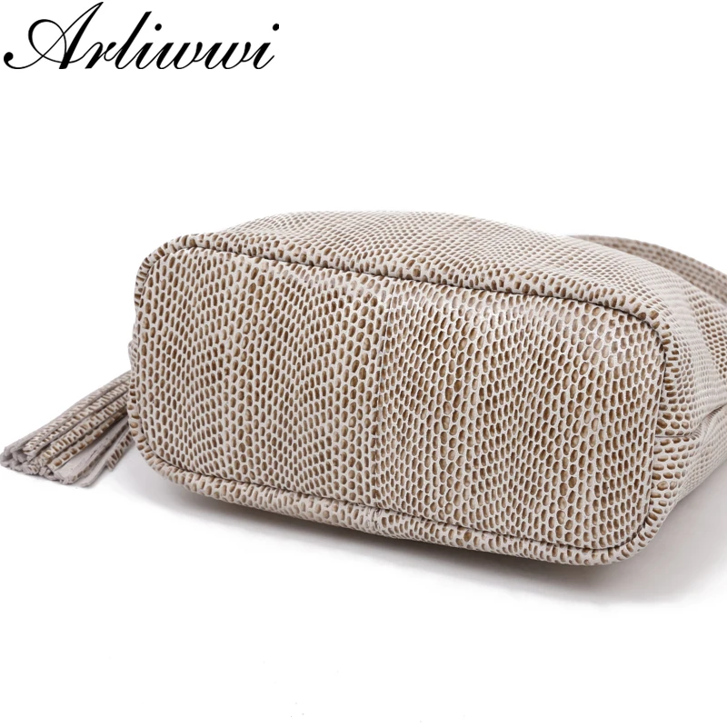 Arliwwi бренд настоящая кожа Блестящий Змеиный тисненый Повседневный сумки на плечо для женщин деревянный шар кисточкой женские вместительные сумки