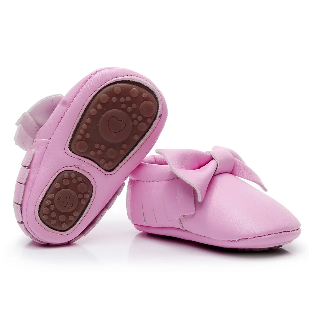 Модные мокасины с цветочным принтом на твердой подошве для малышей; обувь для первых шагов из искусственной кожи с милым бантом; обувь для маленьких девочек; прогулочная обувь для малышей