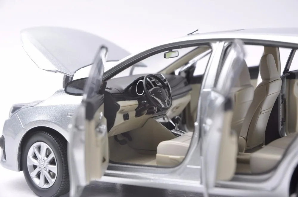 Toyota Yaris L 2013 model in scale 118 white (30)