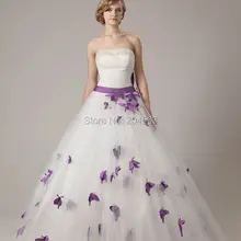 С бисером без бретелек свадебное платье с фиолетовыми бабочками нестандартного размера и цвета