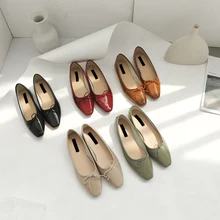 Милые женские балетки на плоской подошве с квадратным носком и бантом; яркие цвета; женские блестящие тонкие туфли с закрытым носком; женские лоферы; сезон осень