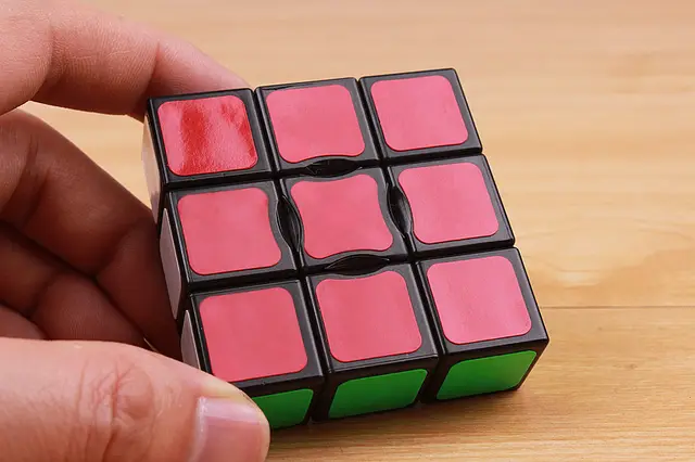 Cubo Mágico 1x3x3 YJ V2 Floppy Stickerless - Quebra-Cabeça Desafador