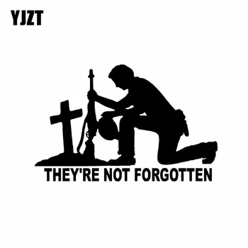 

YJZT 14.3*9.1CM They're Not Forgotten Soldiers Praying Covering The Body Warrior Car Sticker Black/Silver Vinyl C21-0005