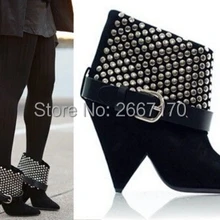 Сезон осень-зима; женские ботильоны; Серебристый декор из заклепок шип не сужающийся к низу каблук острый носок с ремешком ботинки в байкерском стиле; Botas женcкая Брендовая обувь