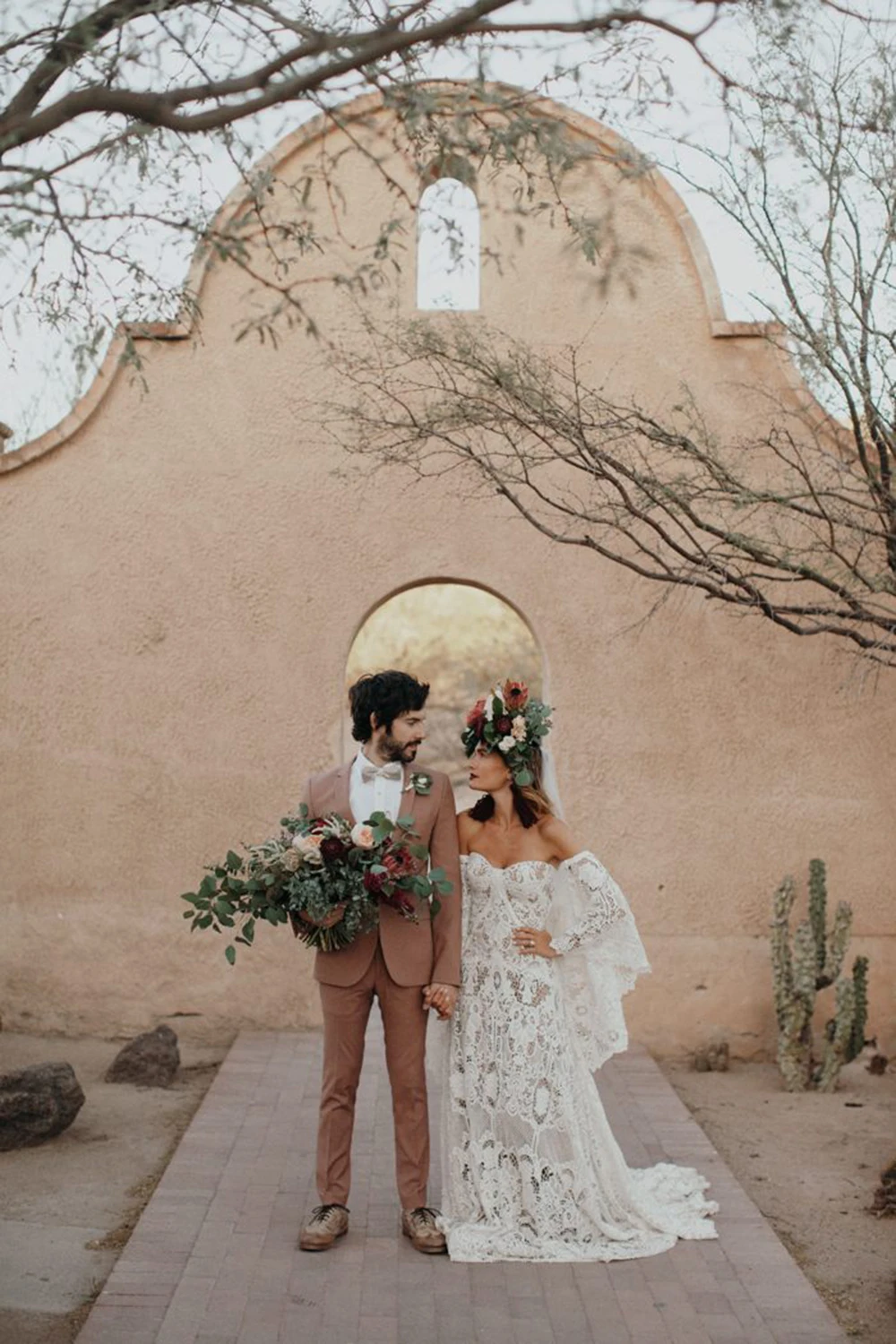 this-wedding-inspiration-at-san-xavier-del-bac-is-the-epitome-of-southwestern-chic-46-700x1050
