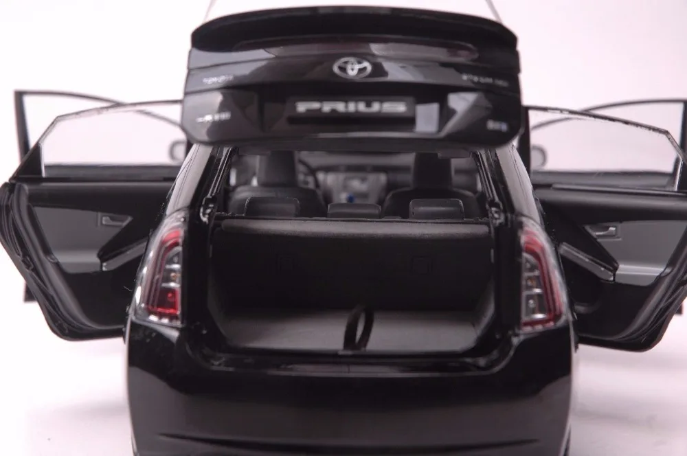 Toyota Prius Hybrid car model in scale 118 (10)