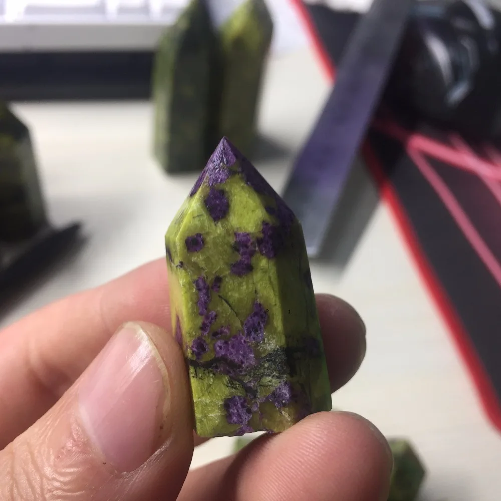 

Min Size Natural Tasmania Jade Stone Carved Wand Healing Minerals Stichtite in Serpentine Jade Special Decoration Stone