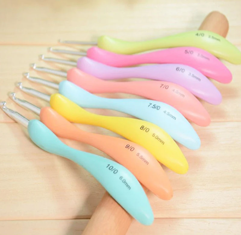 

Aluminum Crochet Hook Set Ergonomic Crochet Needles Knitting Hooks with Colorful Plastic Grip Cushioned Handles Needles 8pcs