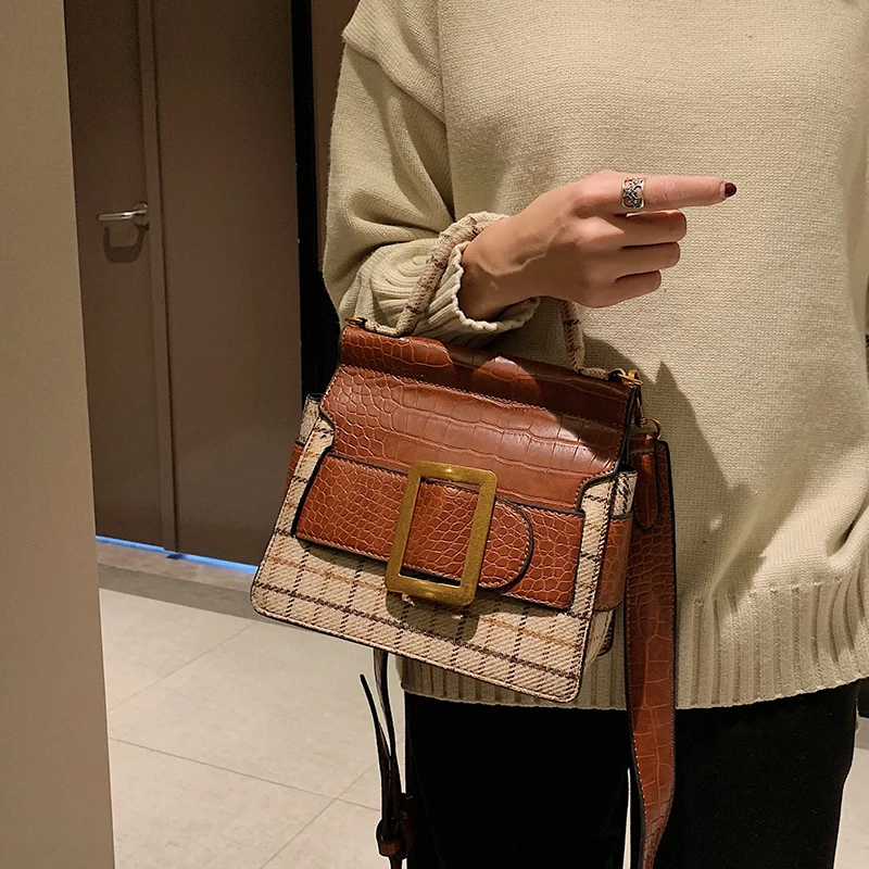 

2018 new wave Korean version of the slung shoulder portable lattice crocodile pattern doctor bag.