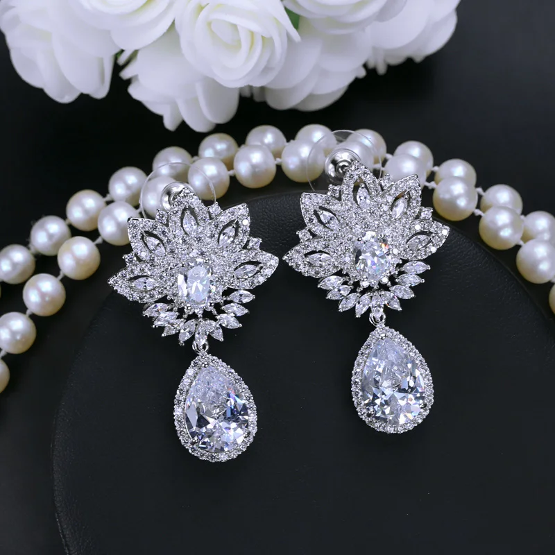 Серьги капельки CWWZircons с розовыми красными синими кристаллами хорошее