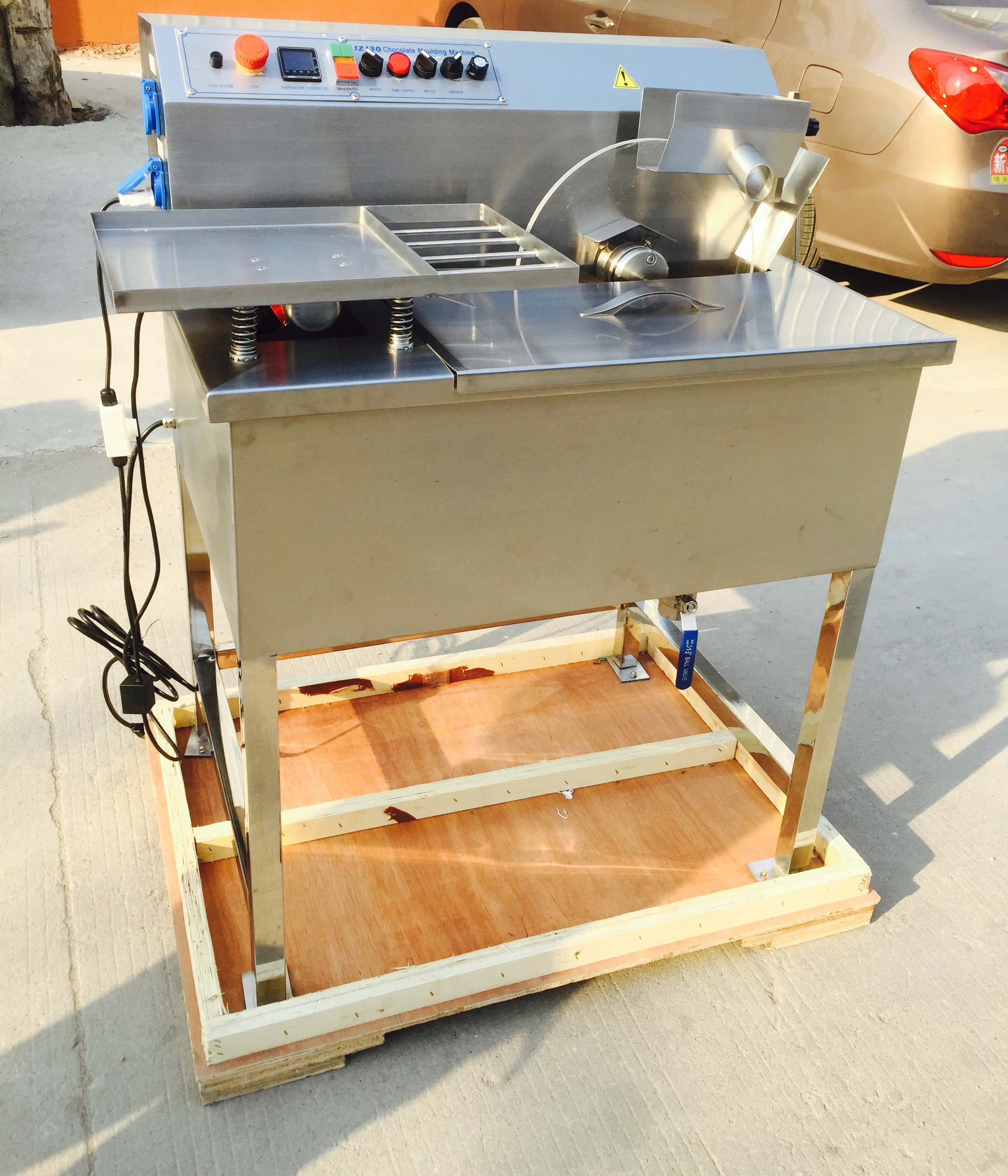 

Commercial electric 380v/220v stainless steel Melting Pot for Chocolate 60kg Chocolate tempering machine with vibration table