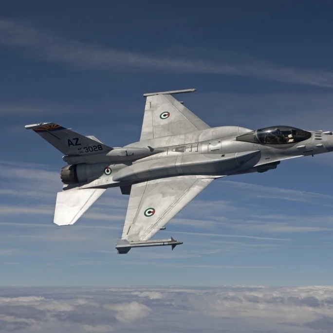 An F-16E maneuvers during a training mission over Arizona Poster Print (34 x 23)