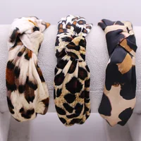 Bandeau dame motif léopard Pince à cheveux et décoration Bella Risse https://bellarissecoiffure.ch/produit/bandeau-dame-motif-leopard/