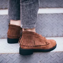 Женские замшевые ботильоны с бахромой на низком каблуке; сезон осень-зима; красивые повседневные ботинки с круглым носком и бантом; удобные