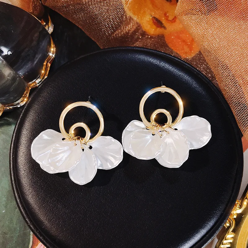 

2019 New Korean Fashion Style Baroque Earrings Net Red Personality Shell Temperament Earrings Elegant For Women