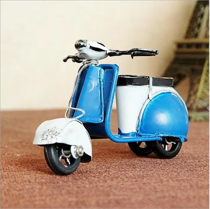 RETRO VINTAGE STYLE LIGHT BLUE VESPA SCOOTER METAL TIN MODEL ORNAMENT NEW BOXED