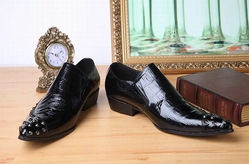 Лидер продаж; мужские модные туфли с заклепками; chaussure homme; мужские деловые модельные туфли без застежки; повседневные туфли на плоской подошве с острым носком; zapatos hombre