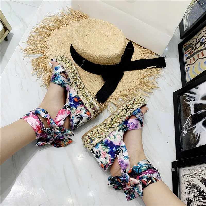 Г., летние модные женские босоножки на платформе со шнуровкой и заклепками босоножки на танкетке на высоком каблуке с цветочным принтом Босоножки с открытым носком Sandalias Mujer