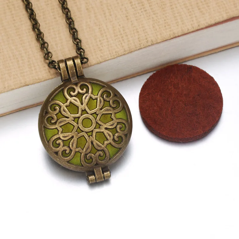 

Vintage copper Heart flower Aroma Diffuser Necklace Perfume Essential Oil Diffuser Aromatherapy Pendant Necklace Women jewelry