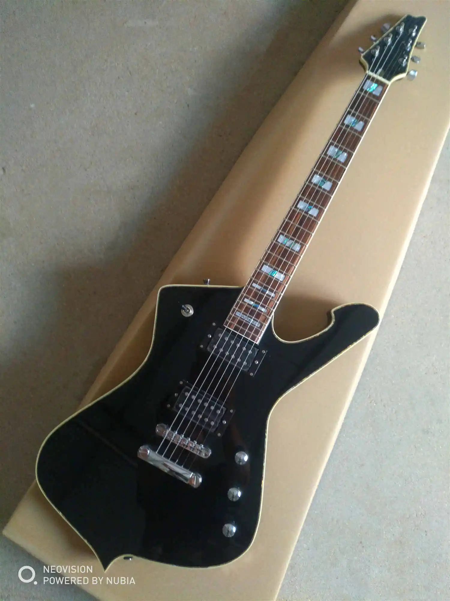 

Classic making strange shapes professional level playing 6 string electric guitar