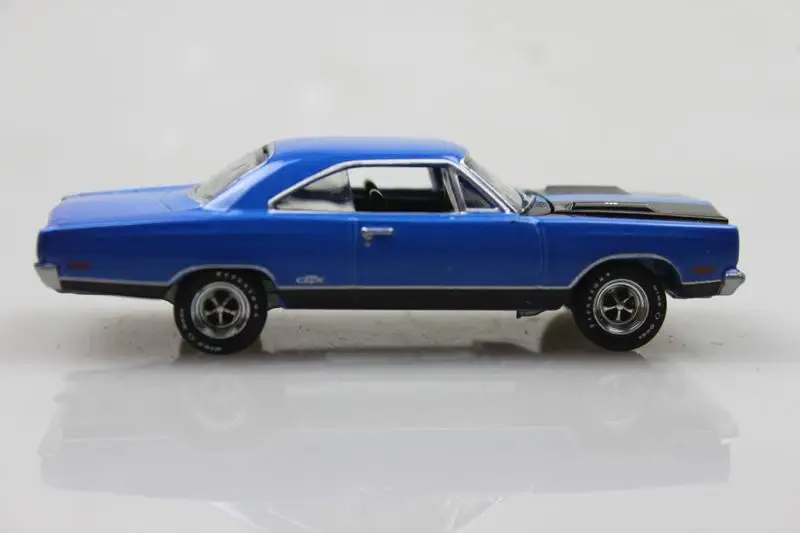 Игрушечные машинки из сплава с зеленсветильник 1:64 1969 Plymouth GTX boutique для детей