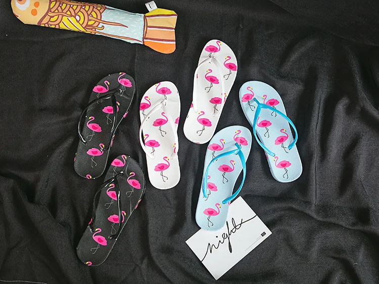 PADEGAO/женские летние милые пляжные сандалии; Вьетнамки; шлепанцы с рисунком Фламинго; женские шлепанцы для бассейна на плоской подошве