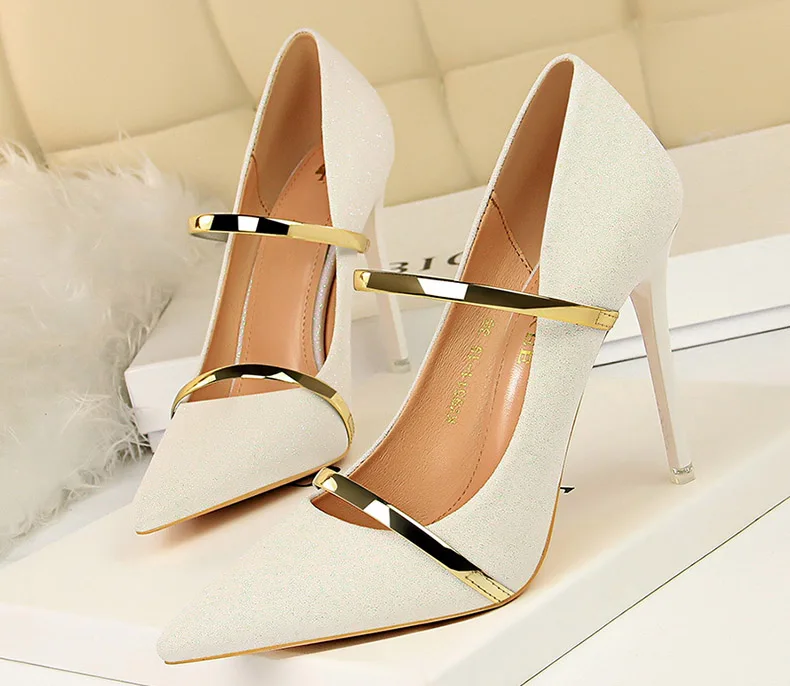 Женская обувь; женские туфли-лодочки на высоком каблуке с острым носком; туфли-лодочки на высоком каблуке-шпильке; свадебные туфли; цвет золотой; sapatos mulher