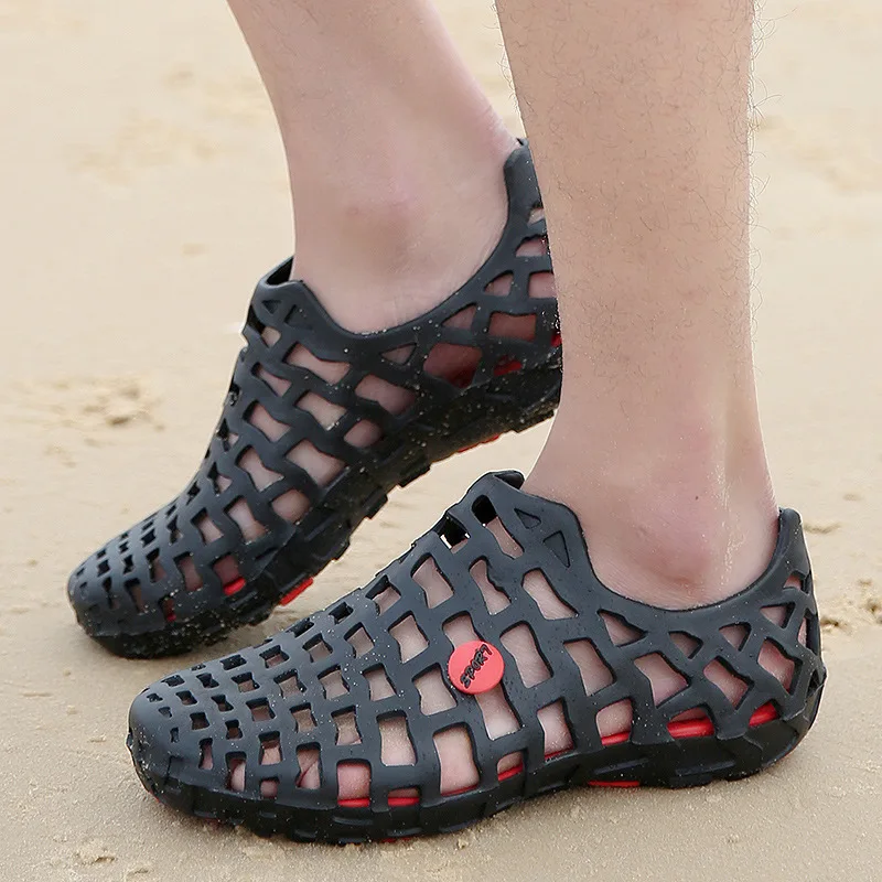 

2019 New Summer Beach Sandals men Water Shoes male Crogs Hollow Couple Sandals unisex EVA Croc Shoes Hollow Plus Size