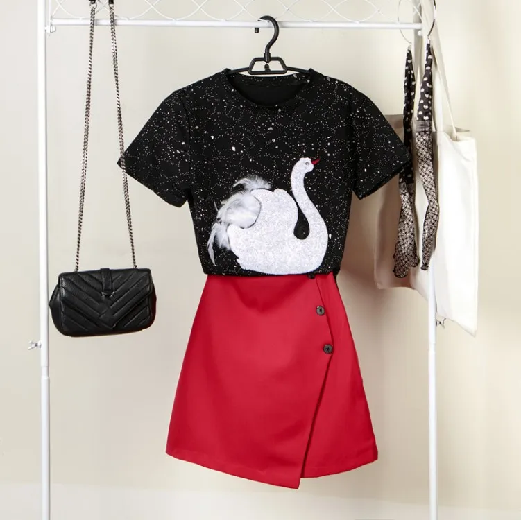 Новая модная летняя женская футболка с вышивкой в виде лебедя и пайетками топ+ юбка трапециевидной формы с красными пуговицами Женский комплект с юбкой