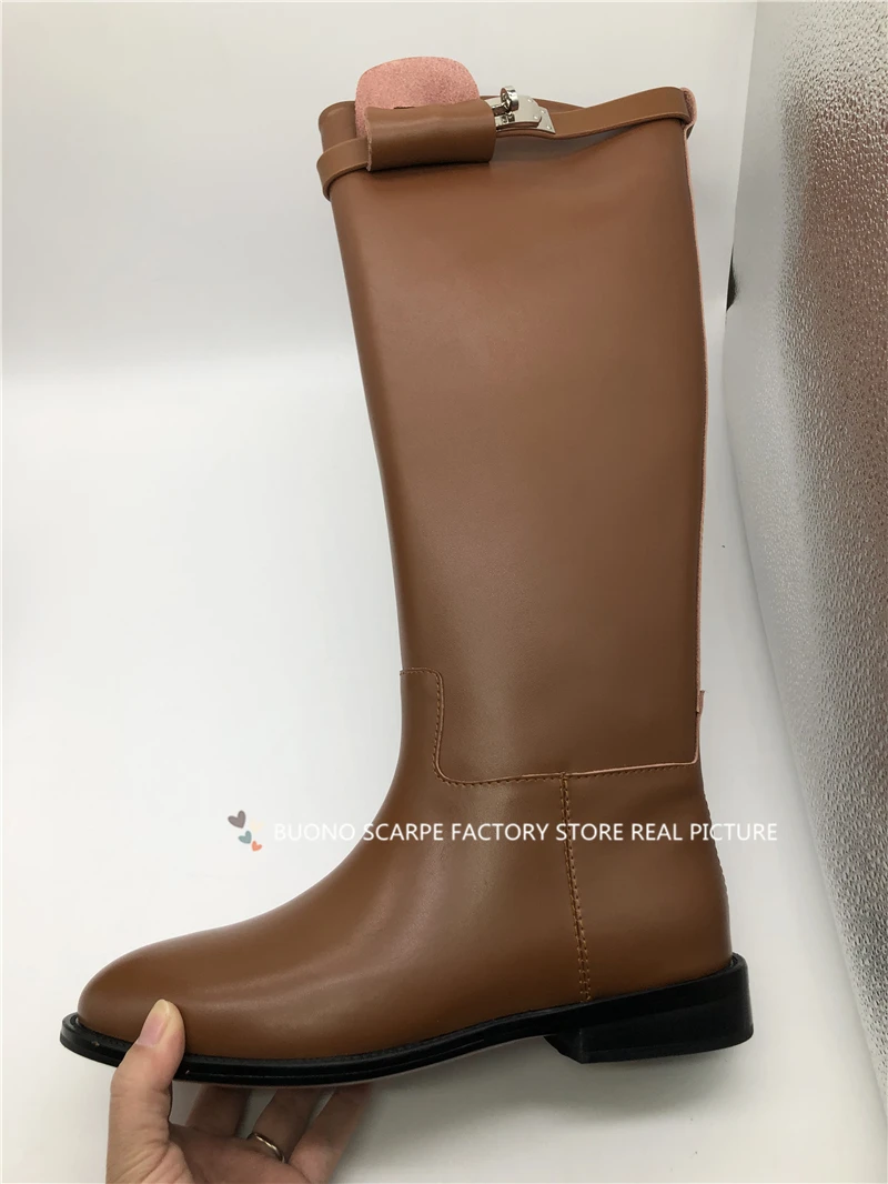 BuonoScarpe/Женские ботинки в байкерском стиле; дизайнерские ботинки с высоким голенищем из натуральной кожи; сапоги до колена на плоской подошве с ремешком и металлическим замком акулы