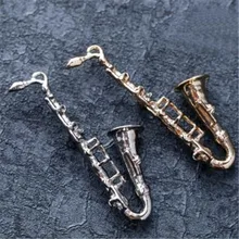 WKOUD Vintage saxofón forma broches para mujer regalo de músico de cristal Color oro antiguo instrumento Musical pins broche hijab