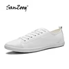 Blanco sólido-zapatillas de deporte de cuero para hombre, zapatos deportivos planos informales, color blanco y negro, tallas grandes 47 ► Foto 1/6