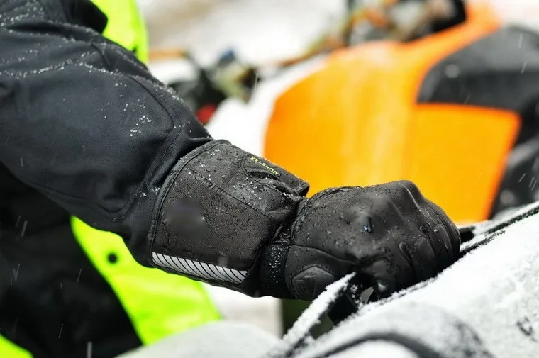 Revit Alaska Gore-Tex Winter Glove a2