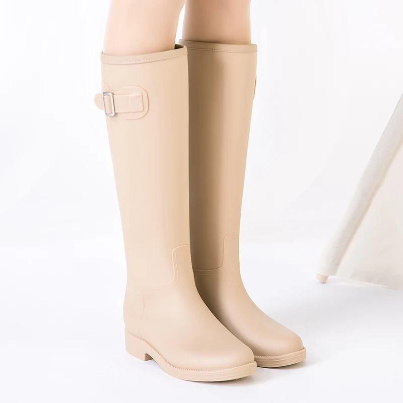 Женские красивые удобные непромокаемые сапоги на среднем каблуке с пряжкой; Новое поступление; модные высокие резиновые сапоги до колена