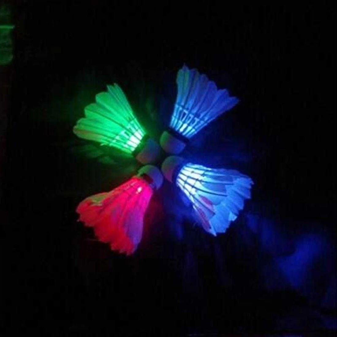 Nueva 4 unids colorido LED badminton shuttlecock bola pluma resplandor en accesorios al aire libre del deporte de la hospitalidad Nueva 4 unids colorido LED badminton shuttlecock bola pluma resplandor en accesorios al aire libre del deporte de la hospitalidad