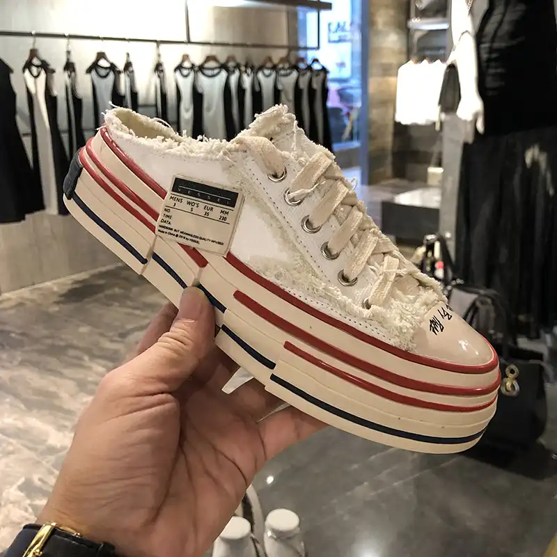 tenis com a parte de tras aberta